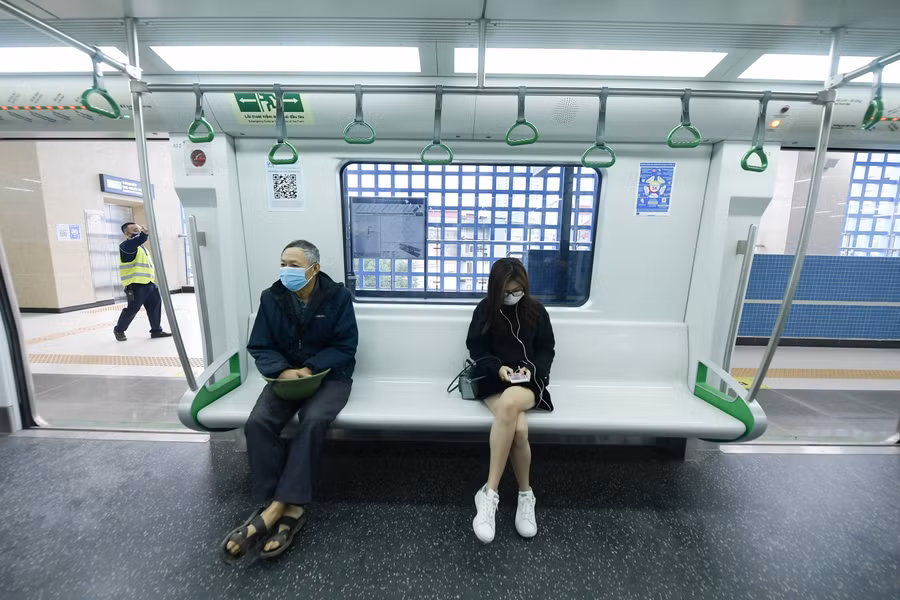 Trong giai đoạn 1 (6 tháng đầu, trong đó có 15 ngày đầu chở khách miễn phí): thời gian mở tuyến của Cát Linh - Hà Đông từ 5h30, thời gian đóng tuyến 22h; vận hành từ 4-6 đoàn tàu với giãn cách chạy tàu 10-15 phút/lượt.