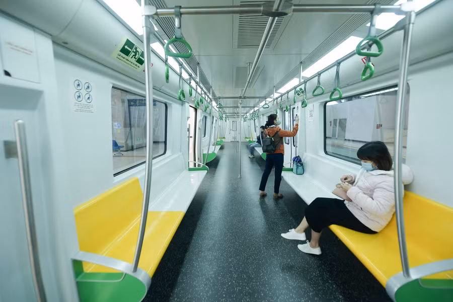 Trên khoang tàu nhiều điểm chỉ lác đác hành khách.