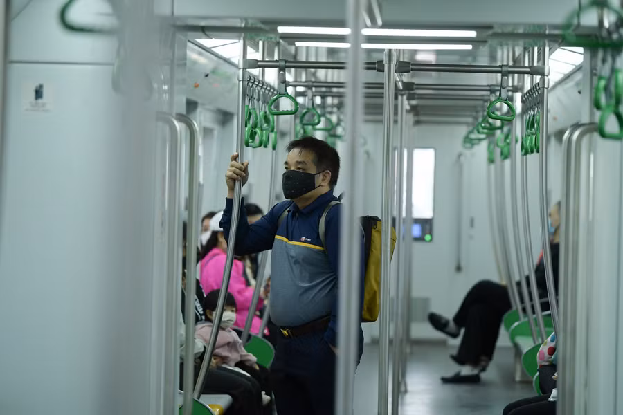 Tuy rằng các trạm xe buýt đã được đặt ngay dưới khu vực gần các ga, nhưng người dân vẫn chưa có thói quen di chuyển từ xe buýt lên tàu điện.