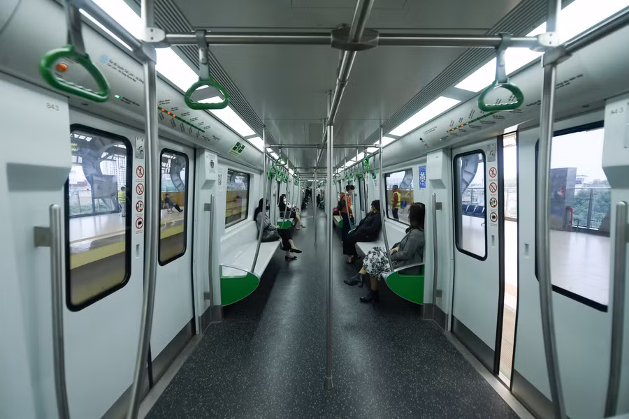 Nhiều người dân cho biết, tàu điện thuận tiện khi không phải chịu cảnh tắc đường, nhưng hiện tại ở nhiều điểm ga vẫn chưa có điểm gửi xe máy nên khá bất tiện.