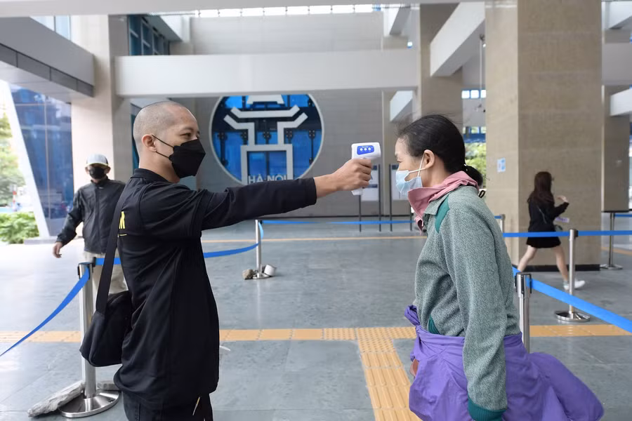 Trái ngược với hình ảnh xếp hàng dài đợi lên tàu như ngày hôm qua 7/11, sáng ngày hôm nay tại ga Cát Linh người dân đến để đi tàu không đông.