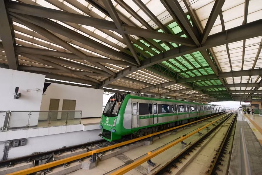 Sau 15 ngày miễn phí, theo quyết định của UBND Tp.Hà Nội, giá vé tàu Cát Linh - Hà Đông có mức từ 8.000 đồng/lượt đến 15.000 đồng/lượt tùy theo cự ly.