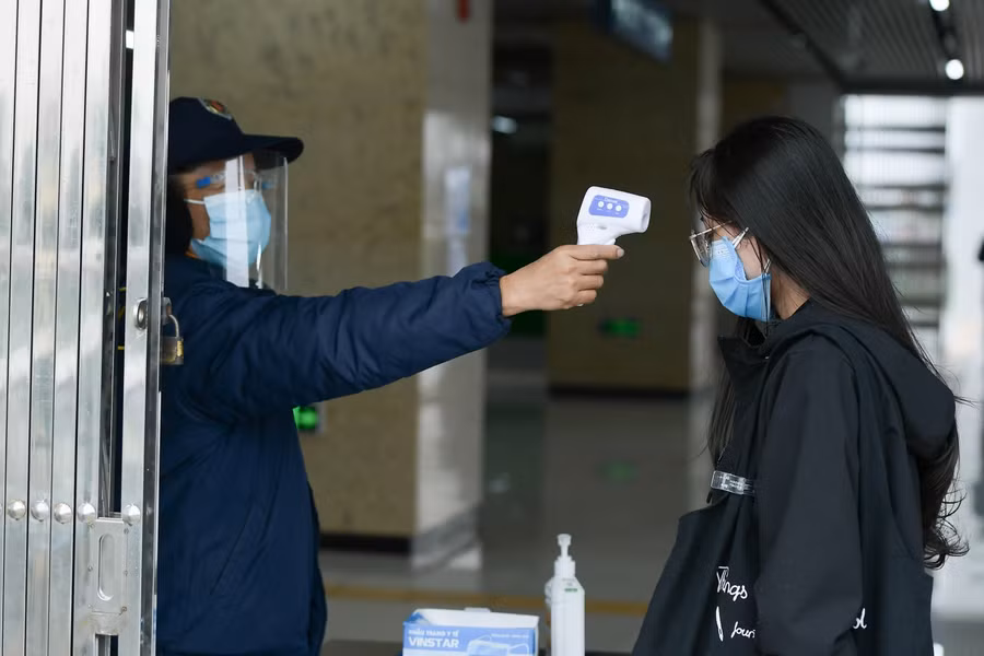 Tại tất cả các cửa ga, khách đến đều được đo thân nhiệt, khai báo y tế bằng mã QR, rửa tay sát khuẩn.....