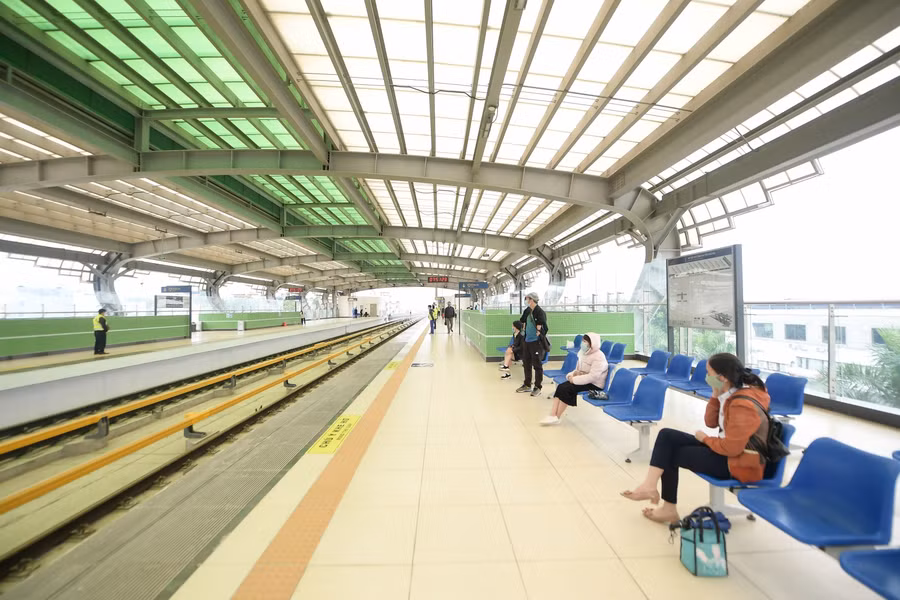 Tại nhiều điểm ga trên tuyến đường sắt Cát Linh- Hà Đông lượng khách không đông như ngày hôm qua.