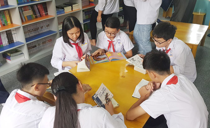 Các em học sinh lựa chọn và đọc sách mới Các em học sinh lựa chọn và đọc sách mới