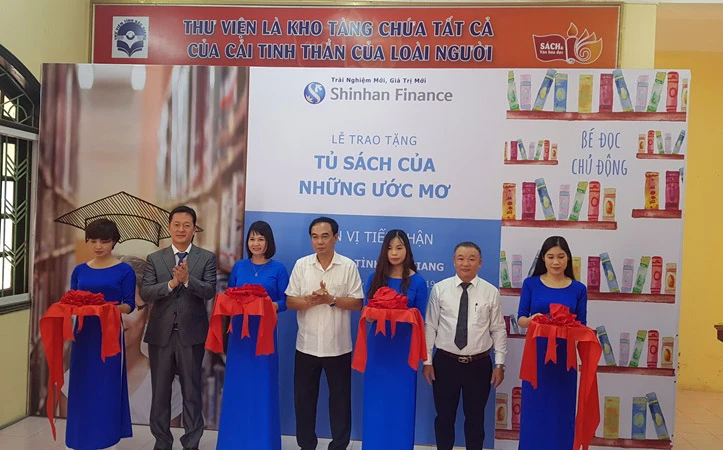 Cắt băng khánh thành khu không gian đọc sách thiếu nhi