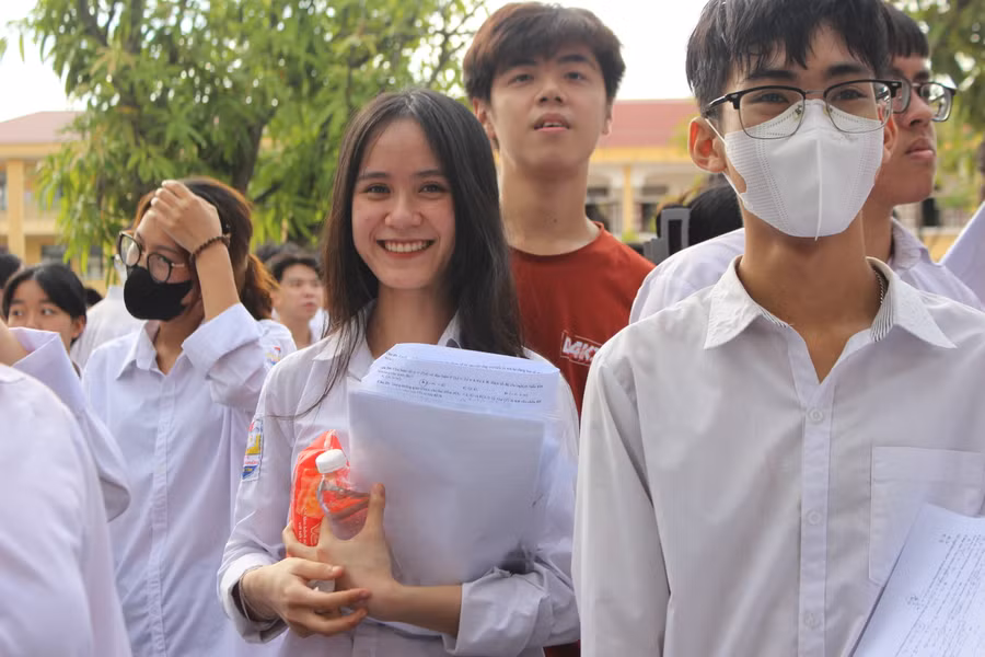 Thí sinh Trường THPT Phan Đình Phùng hoàn thành thi môn Toán.