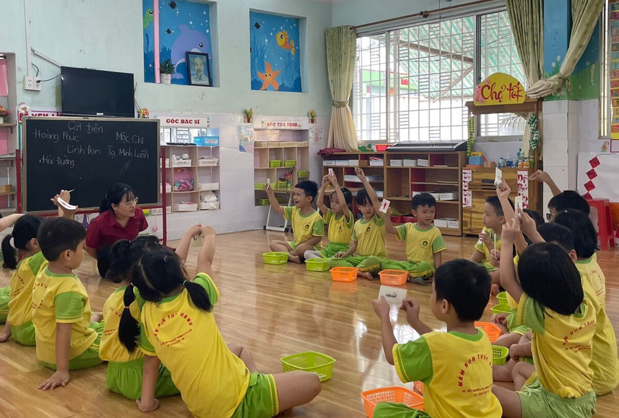 Ở trường mầm non, mối quan hệ giữa cô giáo và trẻ là mối quan hệ gần gũi. Ở trường mầm non, mối quan hệ giữa cô giáo và trẻ là mối quan hệ gần gũi.