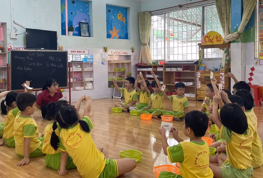 Ở trường mầm non, mối quan hệ giữa cô giáo và trẻ là mối quan hệ gần gũi.