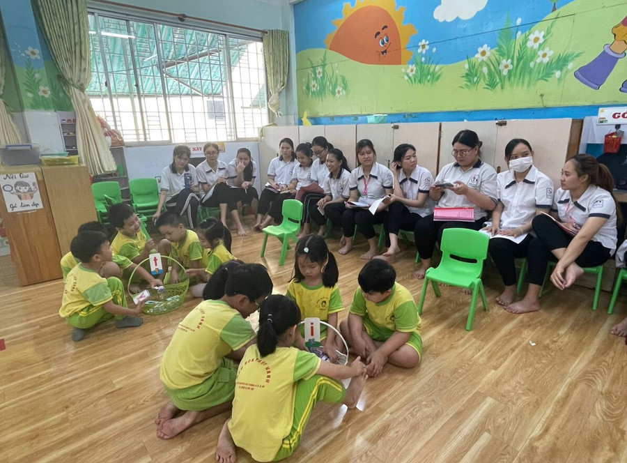 Các sinh viên thực hành sư phạm tại trường mầm non. Các sinh viên thực hành sư phạm tại trường mầm non.