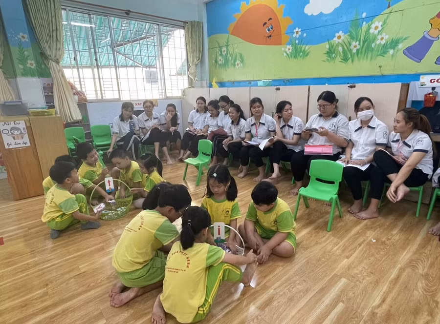 Các sinh viên thực hành sư phạm tại trường mầm non.