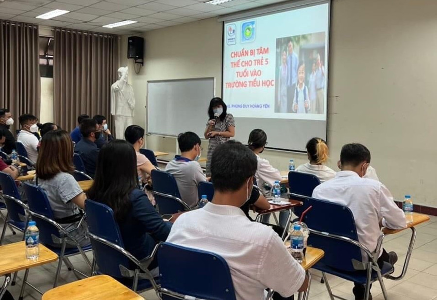 ThS Nguyễn Thị Phương Anh trình bày giải pháp hạn chế khó khăn về tâm lý của trẻ 6 tuổi vào lớp 1. ThS Nguyễn Thị Phương Anh trình bày giải pháp hạn chế khó khăn về tâm lý của trẻ 6 tuổi vào lớp 1.