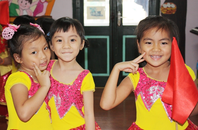 Các chị mẫu giáo lớn chuẩn bj cho tiết mục văn nghệ. Ảnh: gdtd.vn