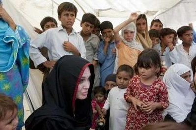 Angelina thăm nạn nhân lũ lụt Pakistan