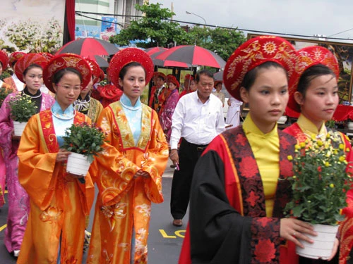 Lễ rước bức tranh thêu tay lớn nhất VN