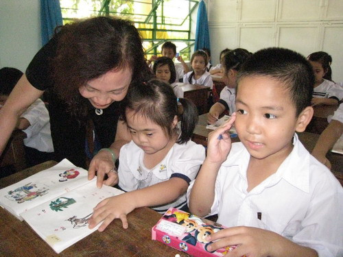 Thứ trưởng Nguyễn Thị Nghĩa thăm một lớp học Sự chia sẽ và cảm thông đối với tình hình hoạt động của một số trường