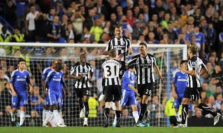 Newcastle (sọc đen trắng) hất văng Chelsea khỏi đấu trường Carling Cup 2.jpg