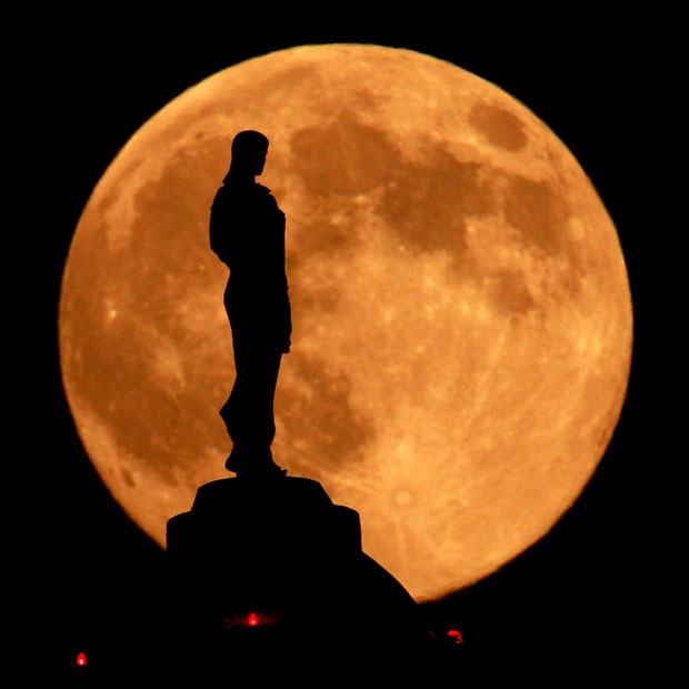 A statue of Ceres, Roman goddess of agriculture, is silhouetted against the rising super harvest moon as it stands on top of the Missouri State Capitol building in Jefferson City. The rare occurrence of the Super Harvest Moon occurs when the autumnal equinox coincides with the full moon and what NASA calls a ’360-degree, summer-autumn twilight glow that is only seen on rare occasions’. The last time such a Super Harvest Moon happened in 1991