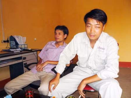 Ông Lê Hoài Thanh - Chỉ huy trưởng công trình đang trao đổi với PV