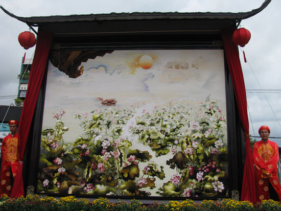 Tác phẩm “Ước nguyện ngàn năm Thăng Long” trưng bày tại Quảng trường Nhà hát Trưng Vương (TP Đà Nẵng)