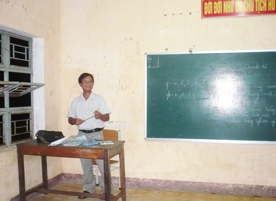 Lớp học đêm ảnh 1 thầy giáo Thành đang dạy học tại lớp xóa mù thôn 2.