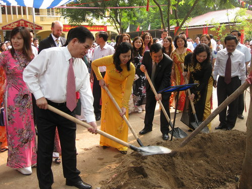 Chủ tịch nước cùng đại diện Bộ GD-ĐT, UBND thành phố HN trồng cây lưu niệm tại trường. Chủ tịch nước cùng đại diện Bộ GD-ĐT, UBND thành phố HN trồng cây lưu niệm tại trường.