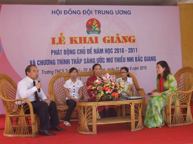 Ấm áp nghĩa tình trong lễ khai trường sớm