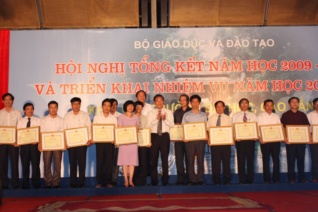 Bộ trưởng Bộ GD&ĐT Phạm Vũ Luận tặng bằng khen cho các đơn vị. Ảnh: gdtd.vn