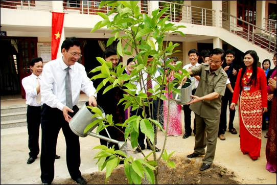 Phó Chủ tịch Quốc hội Tòng Thị Phóng, Bộ trưởng Bộ GD&ĐT Phạm Vũ Luận và các đại biểu trồng cây lưu niệm tại sân trường. Ảnh: Nguyễn Lâm Phó Chủ tịch Quốc hội Tòng Thị Phóng, Bộ trưởng Bộ GD&ĐT Phạm Vũ Luận và các đại biểu trồng cây lưu niệm tại sân trường. Ảnh: Nguyễn Lâm