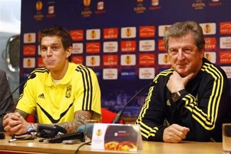 HLV Hodgson ra sức bênh vực Torres