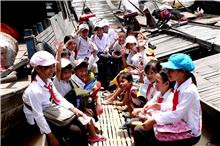 Sau giờ tan học, các em lại quay về Campuchia