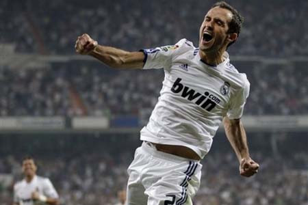 Ricardo Carvalho ghi bàn thắng duy nhất của trận đấu cho Real Madrid Ricardo Carvalho ghi bàn thắng duy nhất của trận đấu cho Real Madrid