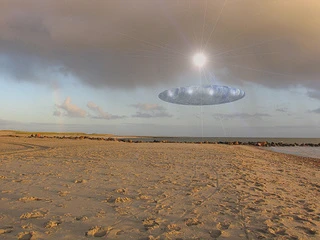 Hàng trăm người hồi hộp đón UFO hạ cánh