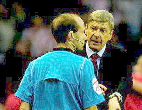 Huấn luyện viên Arsene Wenger có thể phải nhận án phạt