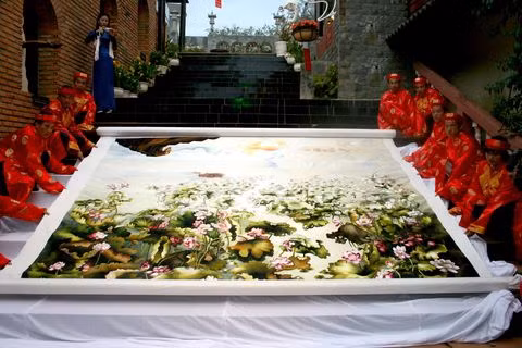 Bức tranh thêu tay khổ lớn "Hành hương về cội nguồn"