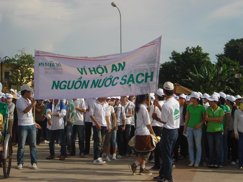 Với các khẩu hiệu hướng đến một môi trường Xanh, đoàn đi bộ với gần 2.500 người tham gia đã đi qua các khu phố cổ của thành phố Hội An