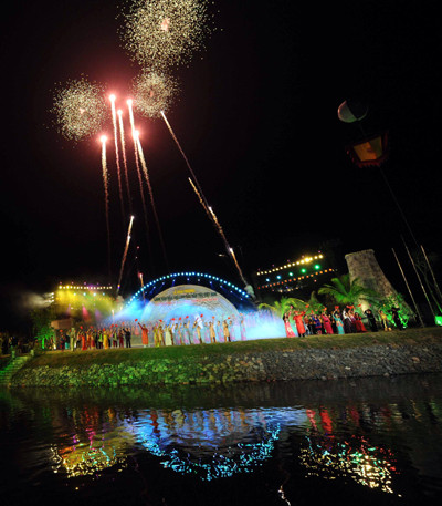 Bắn pháo hoa chào mừng Lễ Khai trương.