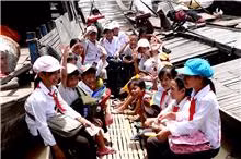 Sau giờ tan học, các em lại quay về Campuchia