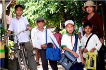 Học sinh người Việt ở Campuchia về Khánh An (huyện An Phú, tỉnh An Giang) đi học