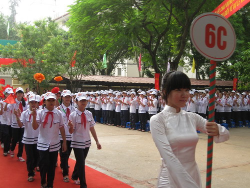 Đón HS lớp 6 vào trường.
