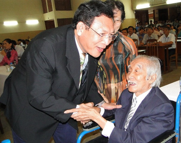 Bộ trưởng Bộ GD&ĐT Phạm Vũ Luận chúc mừng GS. Vũ Đình Hòe. Ảnh: gdtd.vn