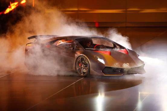 Lamborghini Sesto Elemento đốt lốp trong buổi ra mắt