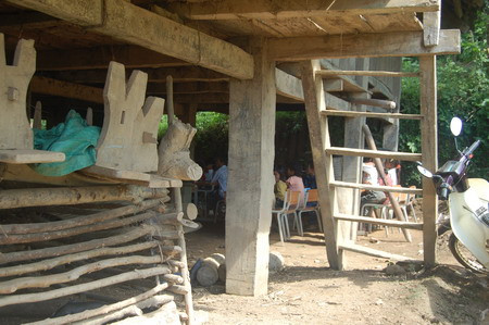 Ngay bên cạnh lớp học của thầy là chuồng lợn, đống phân trâu, bò, dê...bốc mùi nghẹt thở ngay bên cạnh là chuồng lợn, đống phân trâu, bò, dê...bốc mùi nghẹt thở