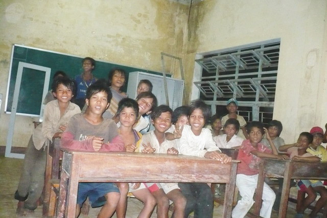 Lớp học đêm ảnh 2 các học trò tại điểm trường làng của lớp xóa mù.