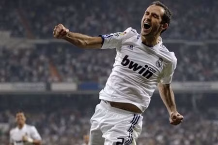 Ricardo Carvalho ghi bàn thắng duy nhất của trận đấu cho Real Madrid