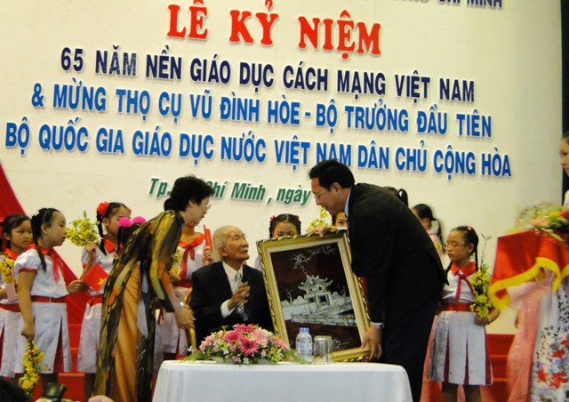 Bộ trưởng Phạm Vũ Luận tặng quà mừng thọ Giáo sư Vũ Đình Hòe. Ảnh: gdtd.vn