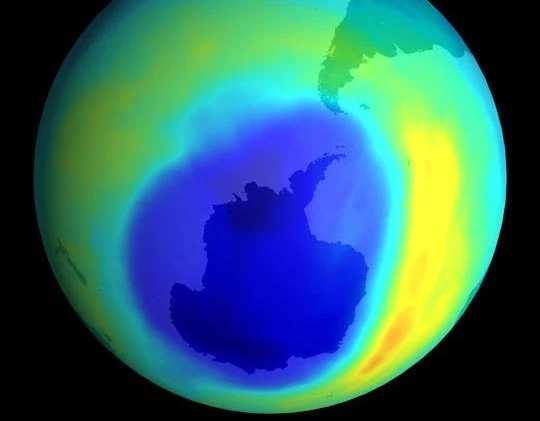 Lỗ thủng tầng ozone đang co lại