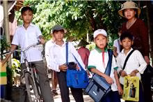 Học sinh người Việt ở Campuchia về Khánh An (huyện An Phú, tỉnh An Giang) đi học