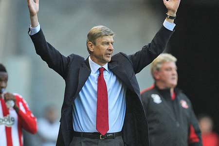 HLV Arsene Wenger đặt câu hỏi về quãng thời gian bù giờ được trọng tài chính cho đội chủ nhà hưởng trong trận đấu tối qua 1.jpg