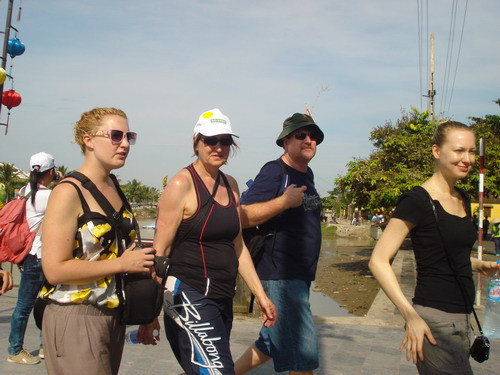 Nhiều khách du lịch quốc tế cùng hào hứng tham gia sự kiện Ngày đi bộ vì môi trường